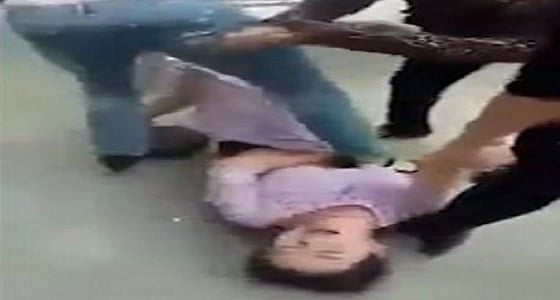 بالصور.. سيدة تلقن عشيقة زوجها درسا قاسيا بمساعدة صديقاتها