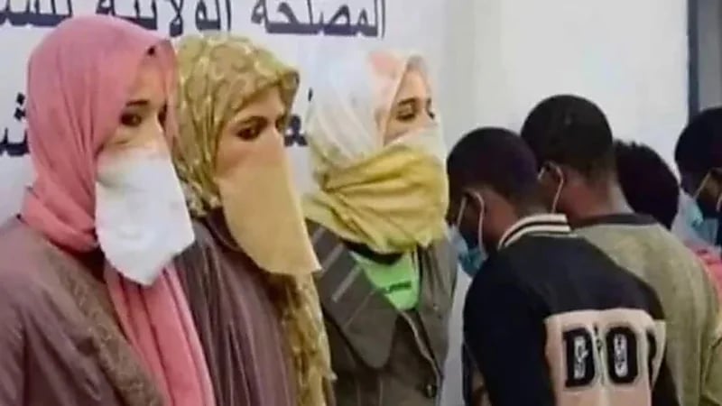 3 رجال يحاولون الدخول إلى دبي بملابس نسائية