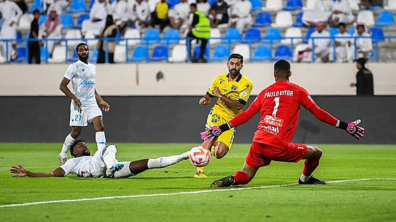 مشجعي مباراة الفتح وضمك يتركون المباراة وقت الصلاة لأداء الفريضة .. فيديو