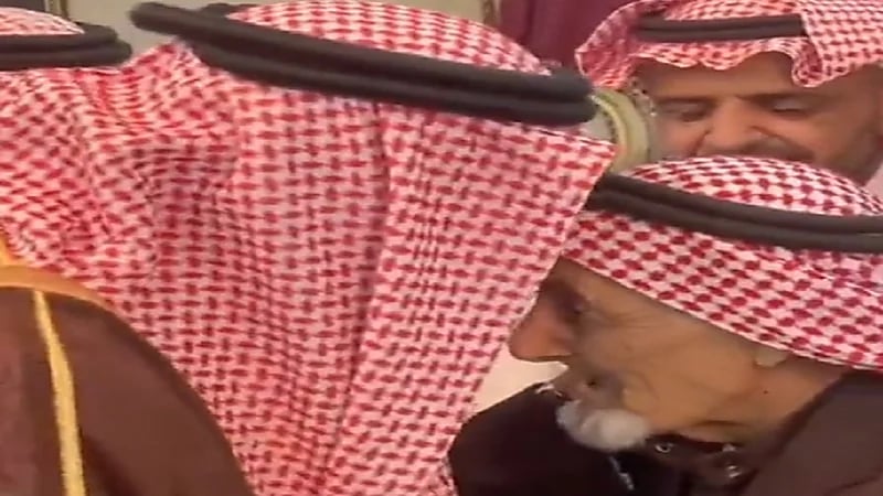 شاهد.. تواضع ومحبة الأمير سلطان بن سلمان مع "مسن"