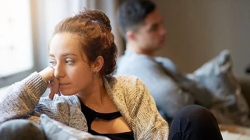 "الهدوء والابتعاد عن النقد" نصائح للتعامل مع شريك الحياة قليل الكلام