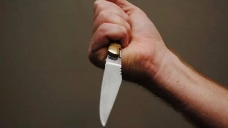 ابن يتجرد من مشاعر الإنسانية ويقتل أمه طعنًا بالسكين