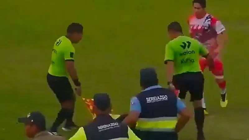 ‎حكم يضرب مدربًا بطريقة غريبة ويثير غضبًا واسعًا .. فيديو