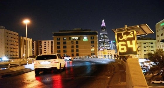 " النقل " تضع شاشات على الطرق لتنبيه السائقين