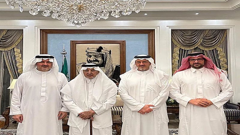 صورة حديثة للأمير خالد الفيصل وأبناءه في مجلسه