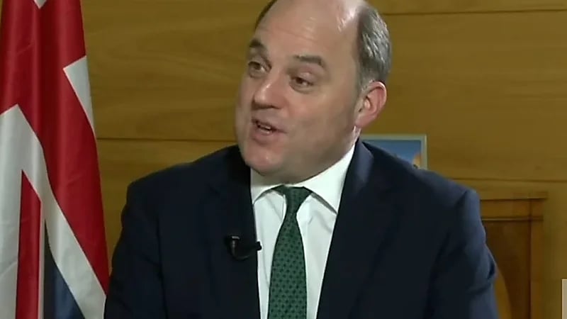 وزير الدفاع البريطاني: نشأت في مدينة تصنع الشماغ السعودي (فيديو)