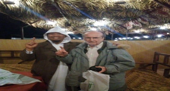 قسيس ألماني يبكي تأثرا بسورة الفاتحة ويعلن إسلامه في العلا