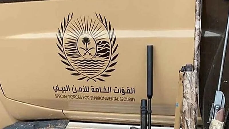 ضبط مخالفاً لنظام البيئة لنقله حطبًا محليًا