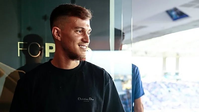 جماهير بورتو تحيي أوتافيو على طريقتها الخاصة .. فيديو