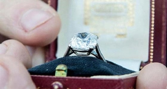 بالصور.. سيدة تتبرع بمقتنيات حماتها الثمينة دون أن تدري