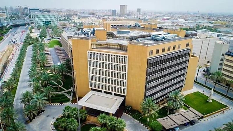 "المالية": على المتعاقدين الالتزام بنقل الخبرة والتوطين