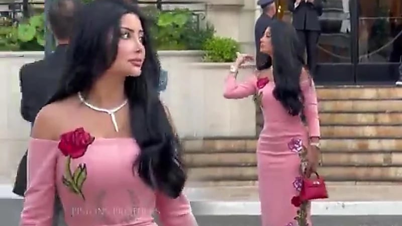 ملكة كابلي تتجول في شوارع موناكو.. فيديو