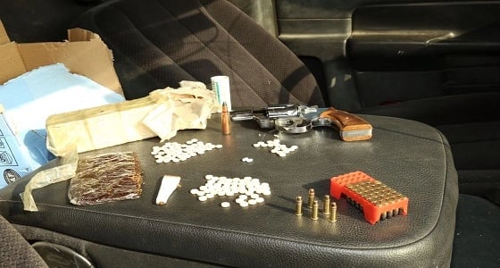 بالصور.. القبض على مواطن بحوزته 129 طلقة وكبتاجون بالرياض