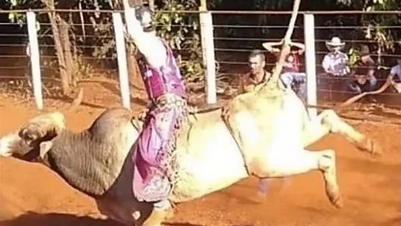 نهاية مأساوية لـ راكب على ظهر ثور في مهرجان الثيران