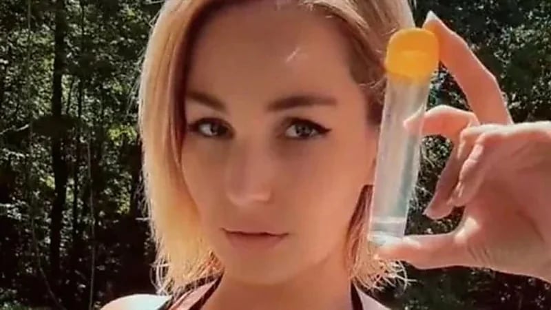 فتاة تبيع زجاجات من عرقها بمبالغ كبيرة