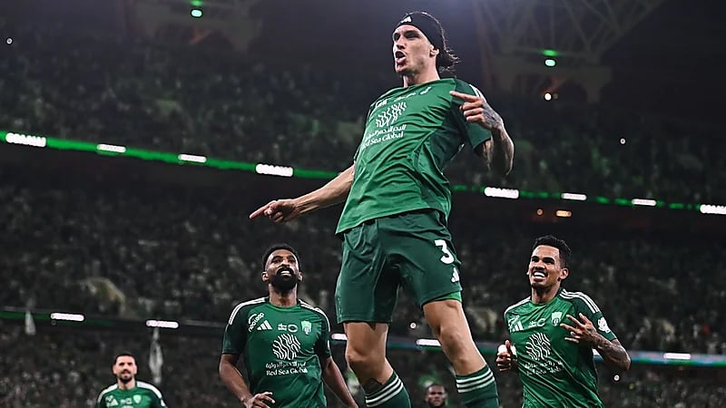 الشكوك تحاصر مدافع الأهلي قبل لقاء الرائد