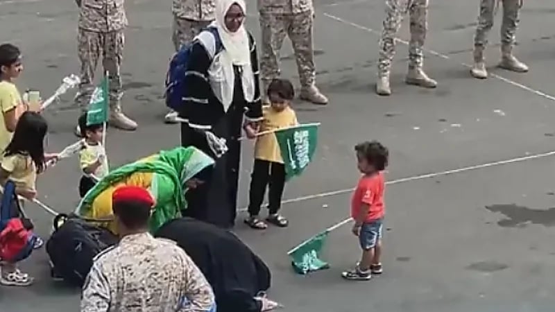 رعايا الدول القادمة من السودان يسجدون لله شكرًا بعد وصولهم لقاعدة الملك فيصل البحرية (فيديو)