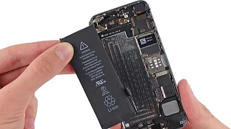 "شركة آبل" توضح سبب انهيار بطارية آيفون مع الوقت