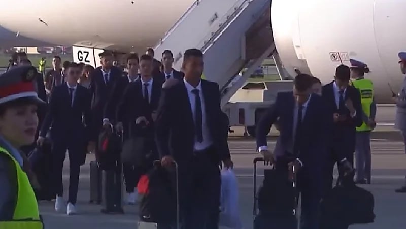شاهد .. وصول بعثة منتخب المغرب إلى الرباط وسط استقبال حافل