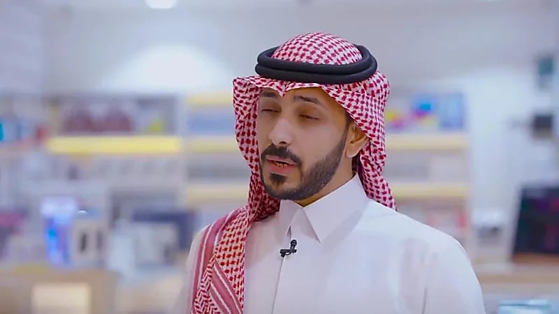 صاحب محل جوالات يفقد بضاعته وسمعته بسبب عامل مخالف.. فيديو