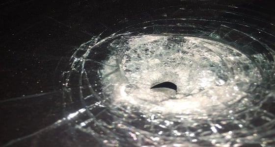 مقذوف ناري يخترق زجاج سيارة مواطن في بارق