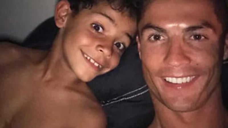 نجل كريستيانو يخطف الأنظار بعبارة: الحمد لله