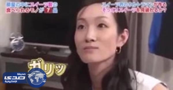 بالفيديو.. ضيوف برنامج ياباني يأكلون الأحذية والطاولات