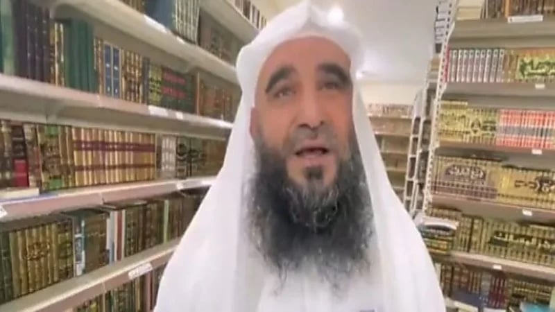 قصة مواطن دفعه عشق القراءة إلى إنشاء مكتبة بجهود ذاتية في جازان "فيديو"