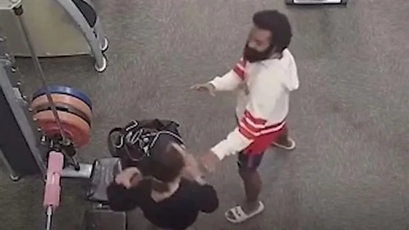 امرأة تضرب رجل داخل صالة ألعاب رياضية وتلقنه درساً قاسياً