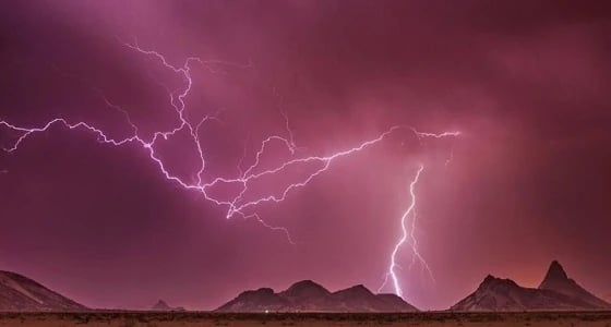 بالصور.. مشاهد رائعة لصواعق والبروق في سماء المملكة
