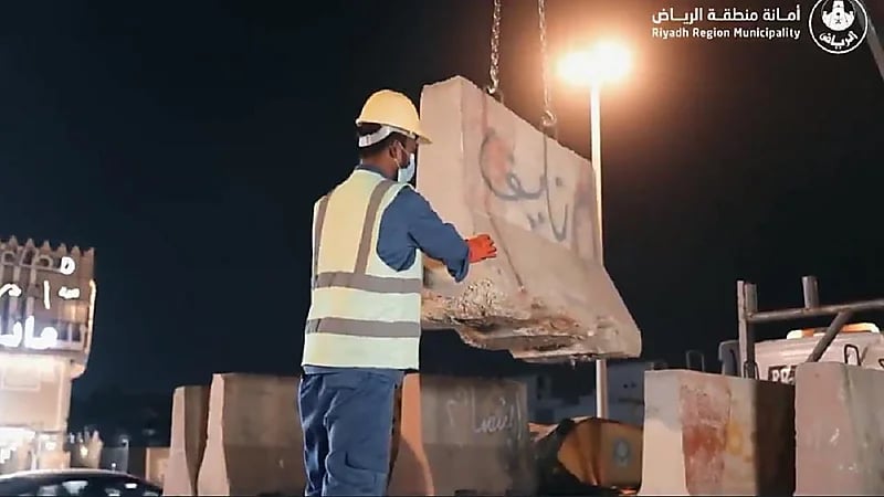 بالفيديو.. إزالة 75 ألف صبة خرسانية من الرياض