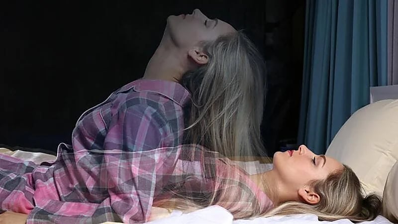 لماذا يُصاب الأشخاص بالجاثوم أثناء النوم ؟