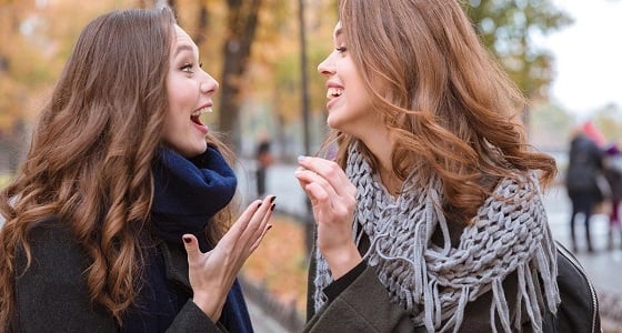 دراسة توضح سبب ثرثرة المرأة