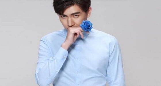 بسبب وسامته.. مدير يخصم 10% من راتب عامل