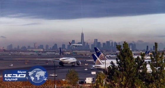 حريق بمحرك طائرة يغلق مطار «نيوارك» في نيويورك