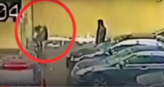 بالفيديو.. كرة ثلجية تنهي حياة فتاة خرجت لتدخين سيجارة