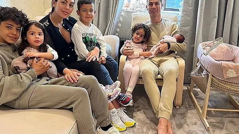 رونالدو يشارك بأول صورة تجمعه مع عائلته بعد مأساة وفاة طفلة