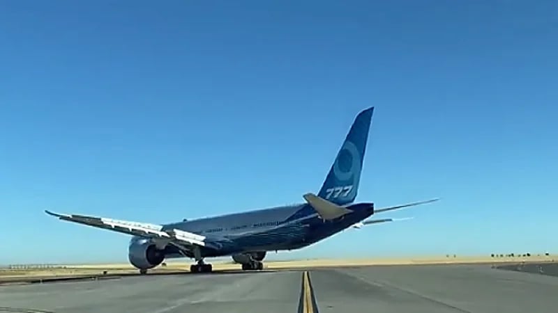 كواليس انفجار إطارات طائرة أثناء هبوطها في المدينة