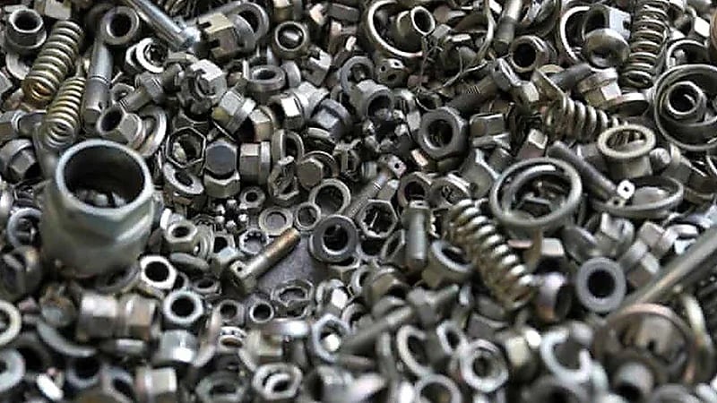 أطباء يستخرجون مسامير وسكاكين من معدة رجل