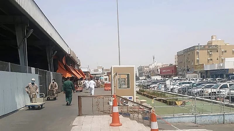 أمانة جدة توقف حراج سوق الخضار والفاكهة المركزي احترازياً