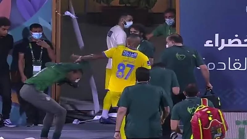 بالفيديو.. 100 ألف ريال غرامة متوقعة بعد إصابة حارس النصر بـ "قارورة مياه"