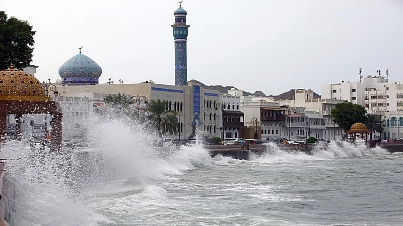 إعصار شاهين.. عُمان تصدر التحذير رقم 3