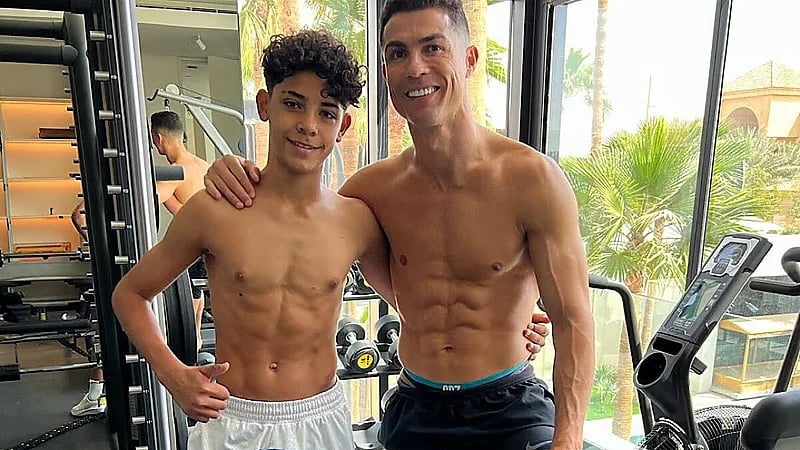 رونالدو برفقة ابنه في صالة الألعاب الرياضية