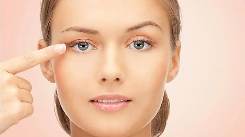 أسباب ارتخاء جفن العين