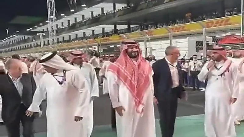 بالفيديو.. ردة فعل عفوية للأمير محمد بن سلمان خلال ترحيب الجمهور به في سباق "فورمولا1"