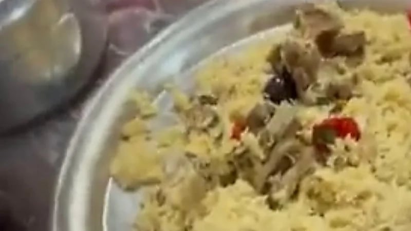 شاهد.. شباب يتفاجئوا بصوت صلاة الفجر أثناء إقبالهم على وجبة السحور