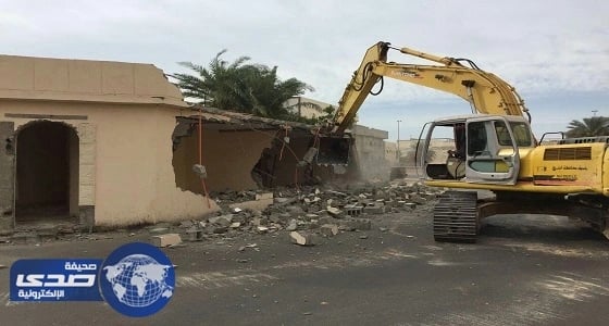 إزالة مبنى مسلح مقام على أرض حكومية  بحي البطحاء بأملج