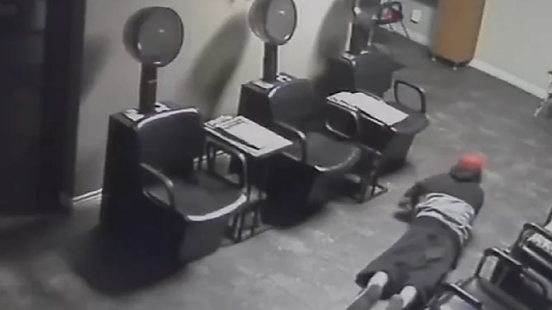 بالفيديو .. لص يتحرك كالأفعي ويسرق أموال من صالون تجميل