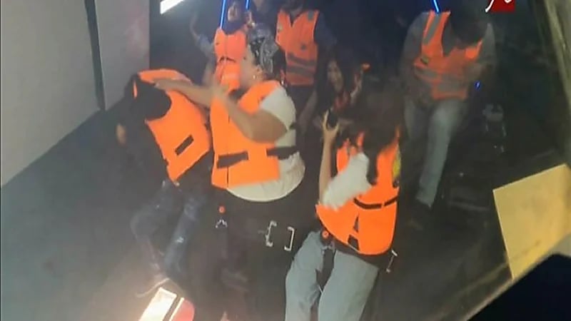 بالفيديو.. ويزو تنهال بالضرب على رامز جلال في كبسولة الهوب دروب