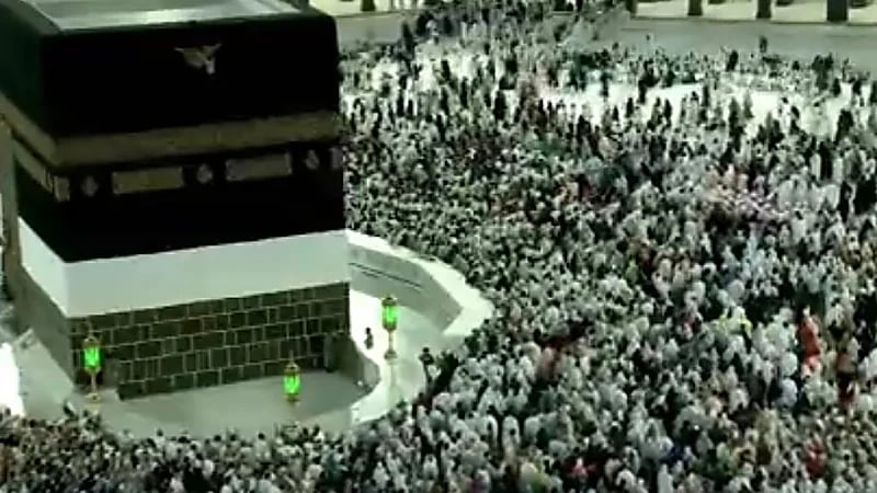 بالفيديو.. ازدحام المعتمرين في صحن الطواف وسط استعدادات مبكرة لراحة الحجاج